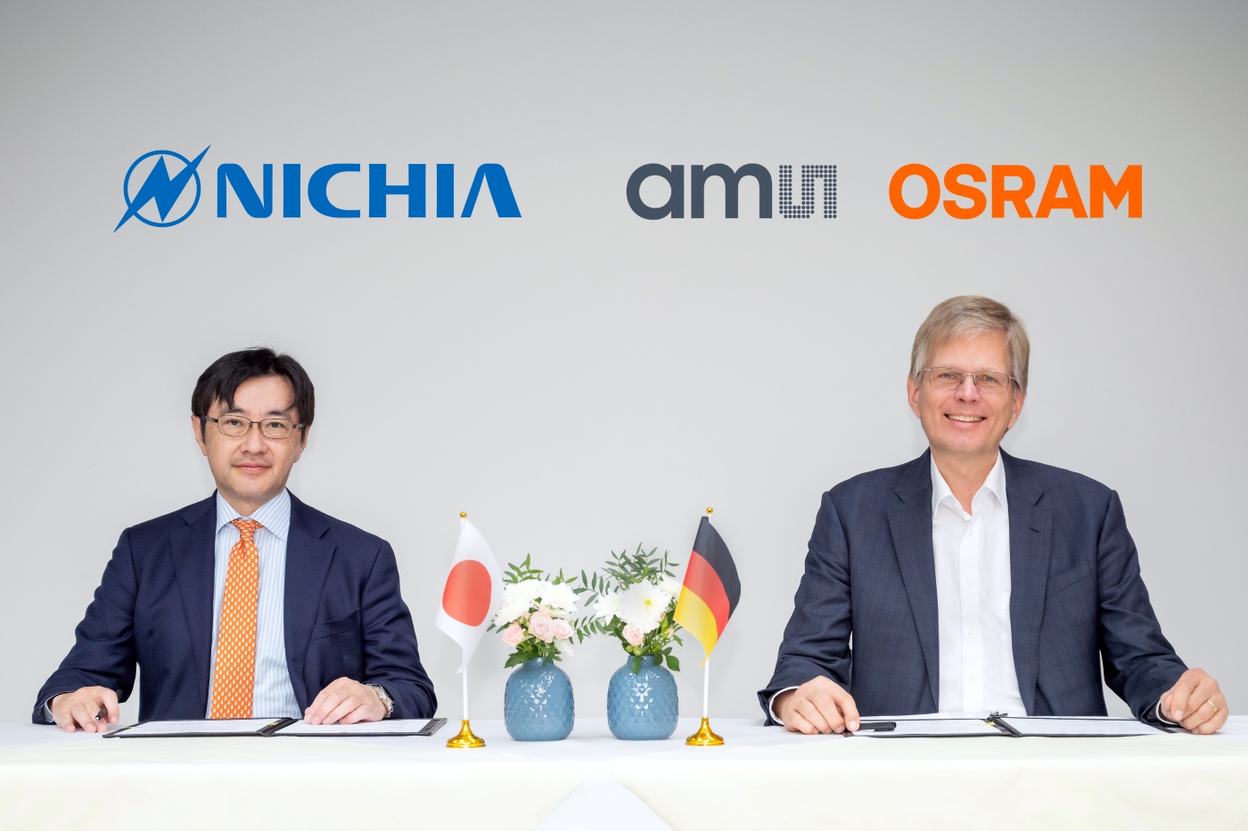 Nichia and ams OSRAM Cross License - CEO's signing_2143 1400.jpg